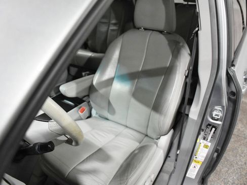 Used 2012 Toyota Sienna XLE FWD image 11
