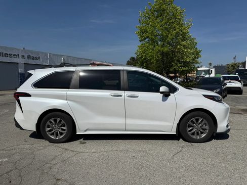 Used 2024 Toyota Sienna XLE w/ XLE Plus Package FWD image 8