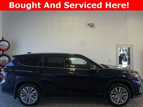 Used 2024 Toyota Highlander Platinum image 2