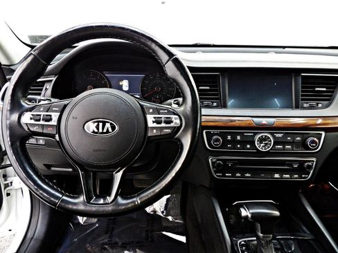Used 2017 Kia Cadenza Technology image 12