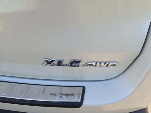 Used 2018 Toyota Highlander XLE AWD/4WD image 16