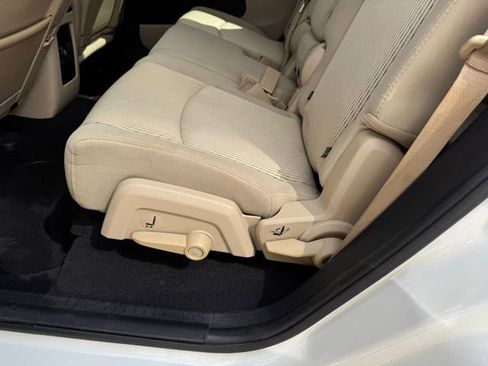 Used 2017 Dodge Journey SXT w/ Comfort/Convenience Group FWD image 8