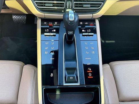 Used 2023 Porsche Macan AWD/4WD image 43