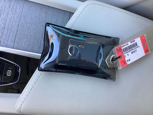 Certified 2025 Volvo XC60 T8 Plus w/ Protection Package Premier image 38