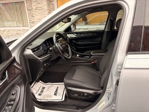 Used 2022 Jeep Grand Cherokee Laredo w/ Luxury Tech Group I AWD/4WD image 20