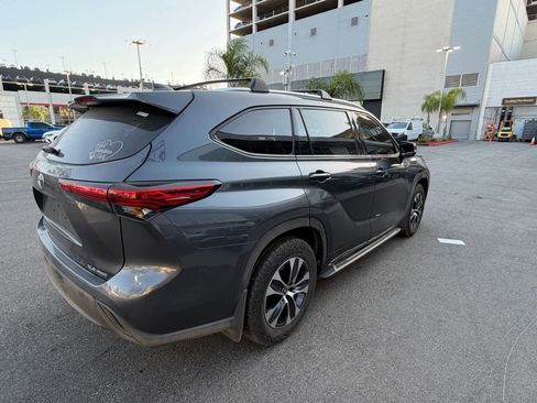 Used 2020 Toyota Highlander XLE AWD/4WD image 4