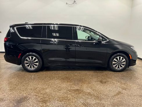 Used 2024 Chrysler Pacifica Select image 8