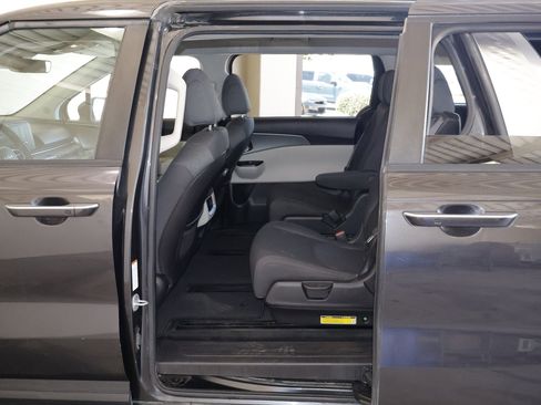 Used 2022 Kia Carnival LX FWD image 38
