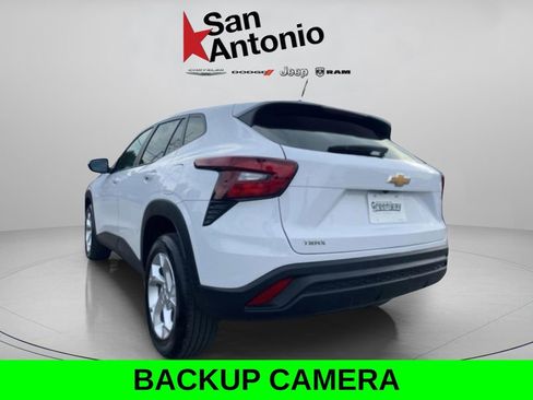 Used 2024 Chevrolet Trax LS w/ LS Convenience Package image 6
