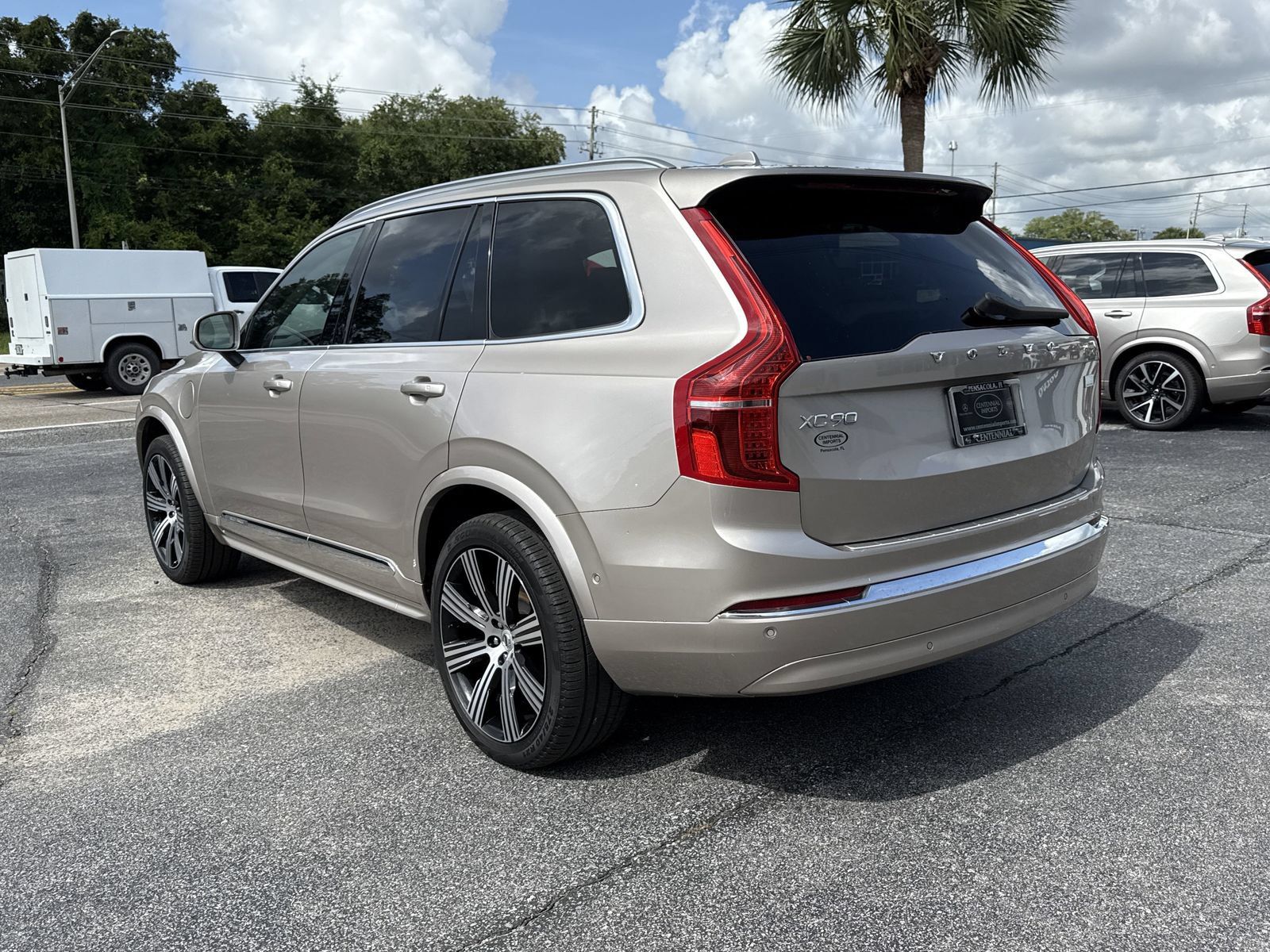 Used 2024 Volvo XC90 T8 Plus w/ Protection Package Premier AWD/4WD image 3
