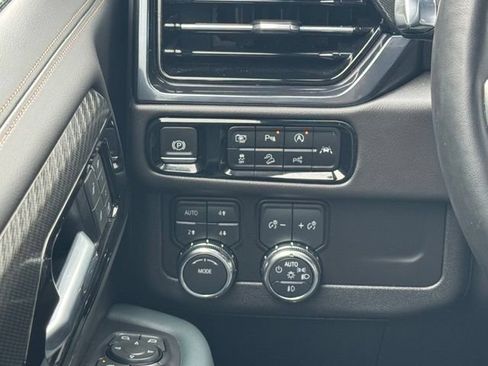 Used 2025 GMC Yukon XL AT4 AWD/4WD image 16