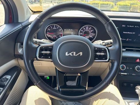 Used 2022 Kia Carnival LX FWD image 17