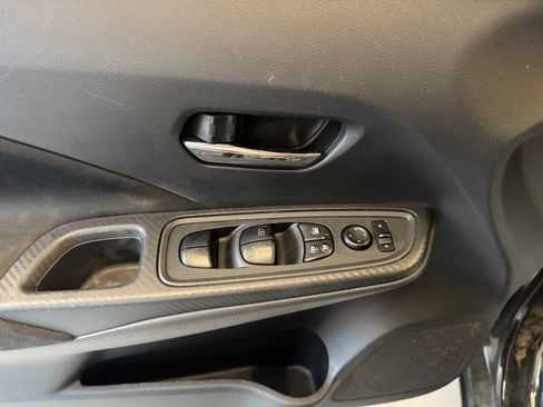 Used 2021 Nissan Versa SV FWD image 19