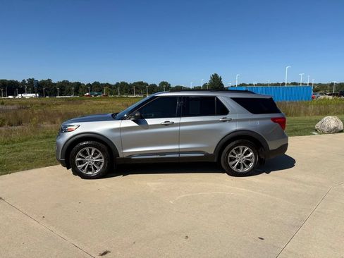 Used 2023 Ford Explorer XLT w/ Equipment Group 202A AWD/4WD image 6