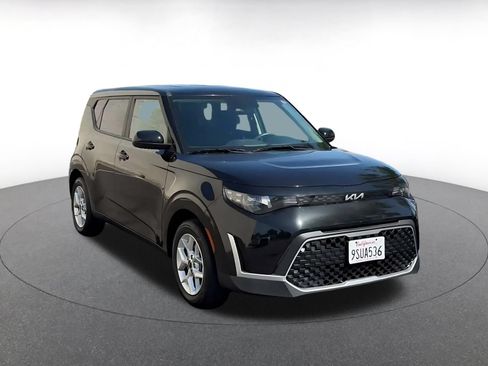 Used 2025 Kia Soul LX w/ LX Technology Package FWD image 3