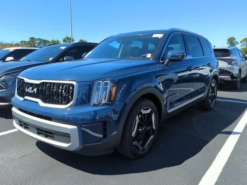 Certified 2023 Kia Telluride EX w/ EX Captain's Chair Package image 4