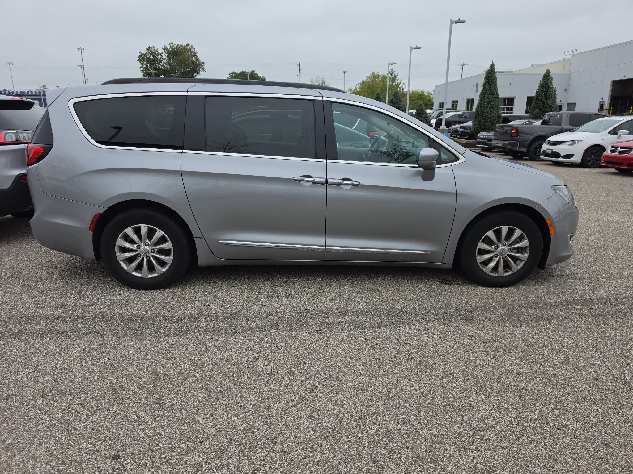 Used 2017 Chrysler Pacifica Touring-L FWD image 3