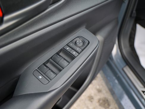 Used 2025 Toyota Prius Plug-In Hybrid FWD image 38