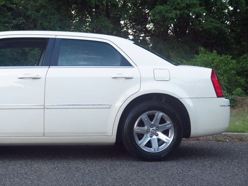 Used 2006 Chrysler 300 Touring w/ Comfort/Convenience Group RWD image 26