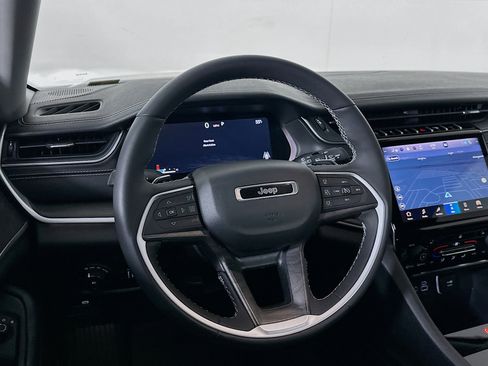 Used 2023 Jeep Grand Cherokee Limited image 18