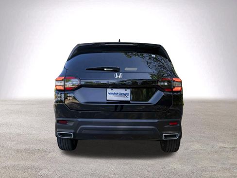 Used 2025 Honda Pilot Sport image 8