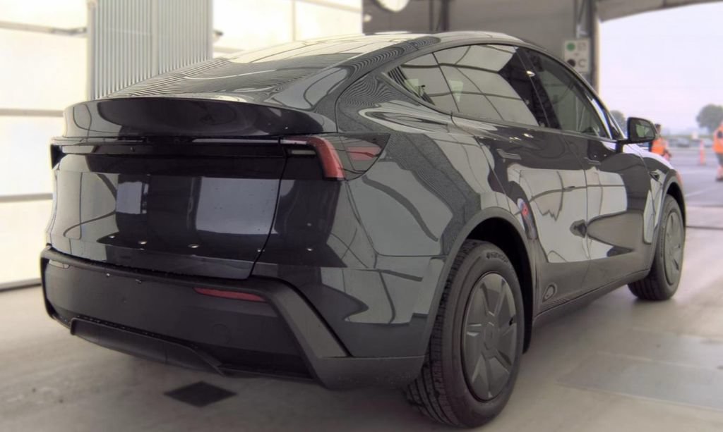 Used 2026 Tesla Model Y 2WD image 3