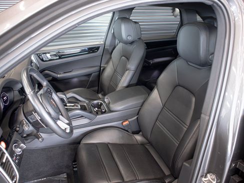 Certified 2023 Porsche Cayenne AWD/4WD image 5