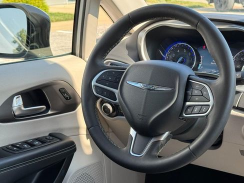 Used 2024 Chrysler Pacifica Touring-L FWD image 15