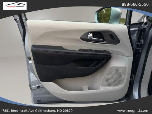 Used 2017 Chrysler Pacifica Touring-L FWD image 16