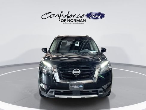 Used 2025 Nissan Pathfinder SL image 2