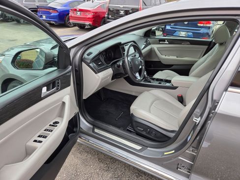 Used 2019 Hyundai Sonata Limited w/ Ultimate Package 02 FWD image 5