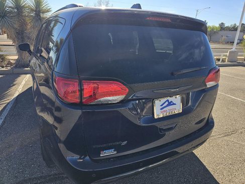 Used 2018 Chrysler Pacifica Touring-L Plus image 10