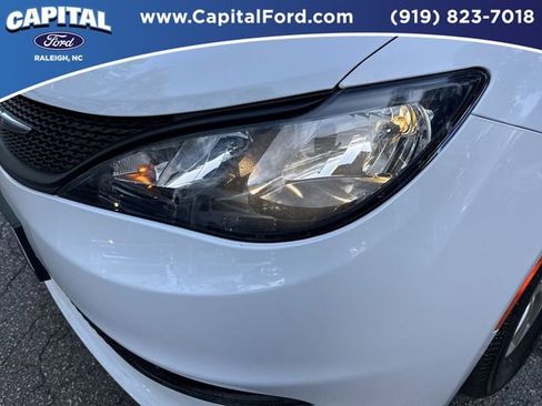 Used 2024 Chrysler Voyager LX image 11