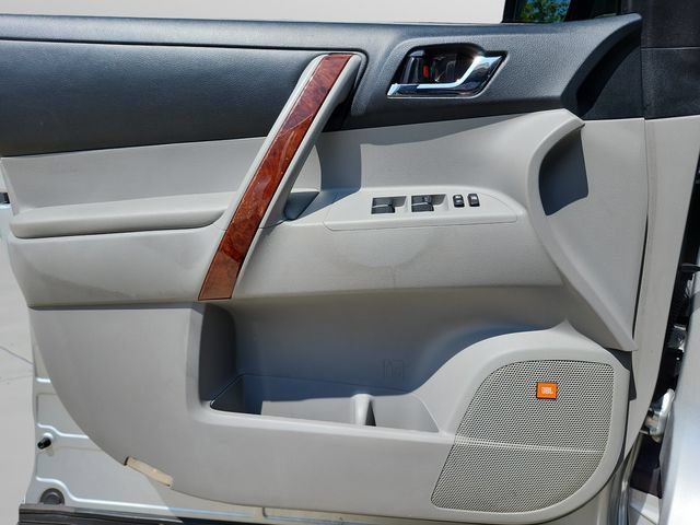 Used 2013 Toyota Highlander Limited AWD/4WD image 31