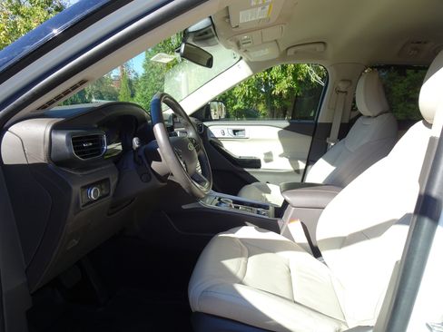 Used 2023 Ford Explorer Platinum w/ Equipment Group 601A image 2