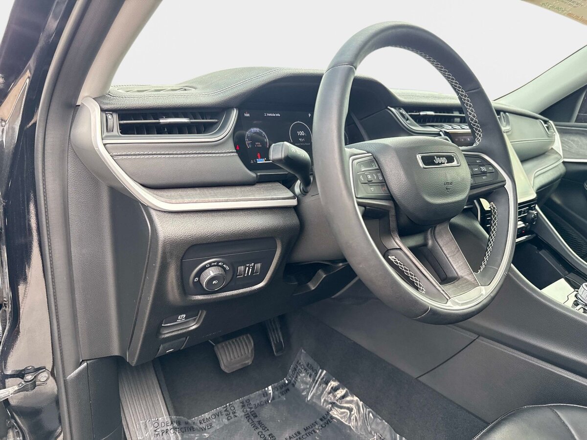 Used 2023 Jeep Grand Cherokee Limited AWD/4WD image 19