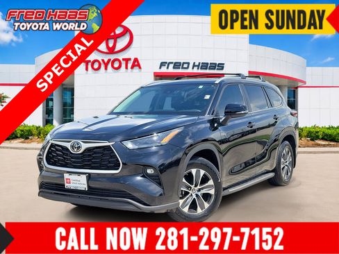 Certified 2024 Toyota Highlander XLE FWD image 1