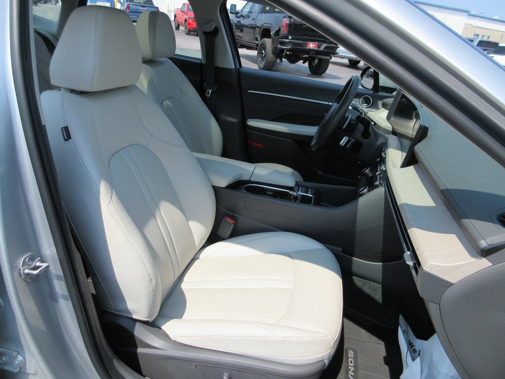 Used 2025 Hyundai Sonata Limited FWD image 23