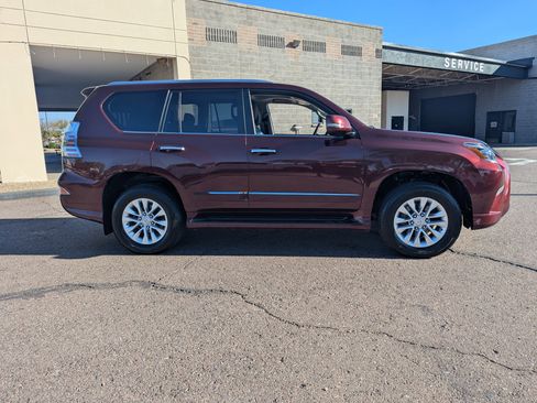 Used 2019 Lexus GX 460 image 2