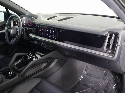 Used 2025 Porsche Cayenne AWD/4WD image 9