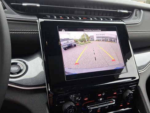 Used 2023 Jeep Grand Cherokee L Laredo image 24