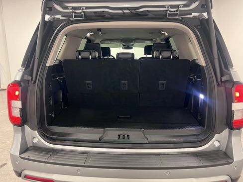 Used 2024 Ford Expedition XLT image 27