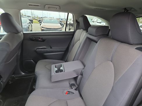 Used 2023 Toyota Highlander LE FWD image 10