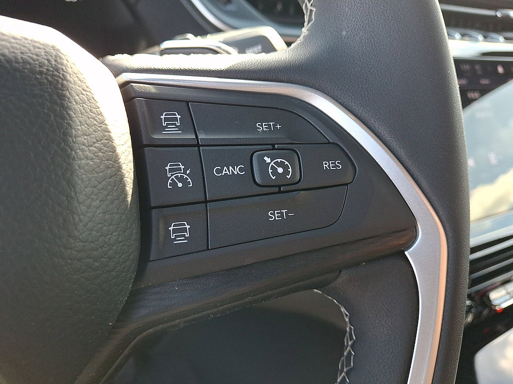 Used 2024 Jeep Grand Cherokee Laredo X AWD/4WD image 24