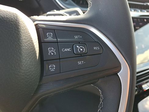 Used 2024 Jeep Grand Cherokee Laredo X AWD/4WD image 24