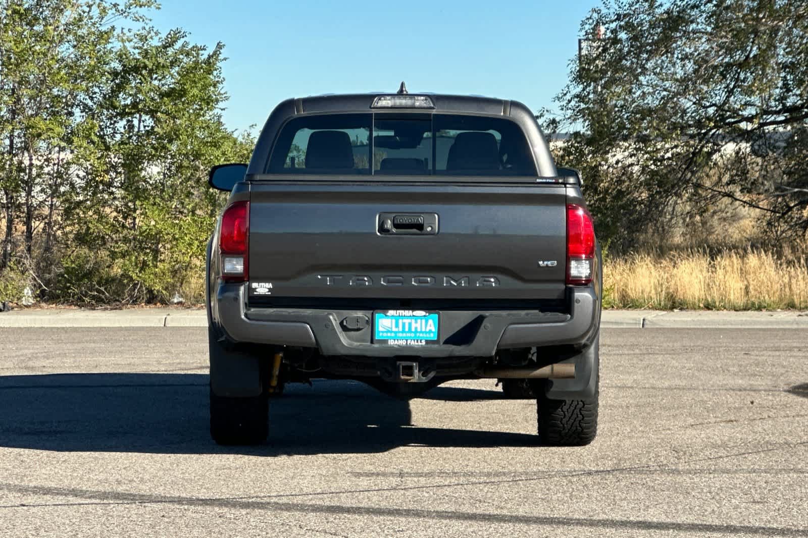 Used 2018 Toyota Tacoma TRD Off-Road w/ Technology Package AWD/4WD image 7