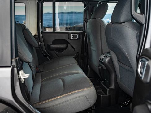 Used 2024 Jeep Wrangler Unlimited image 37