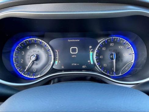 Used 2024 Chrysler Pacifica Touring-L image 10