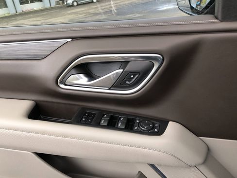 Used 2023 GMC Yukon SLT w/ SLT Premium Package image 12