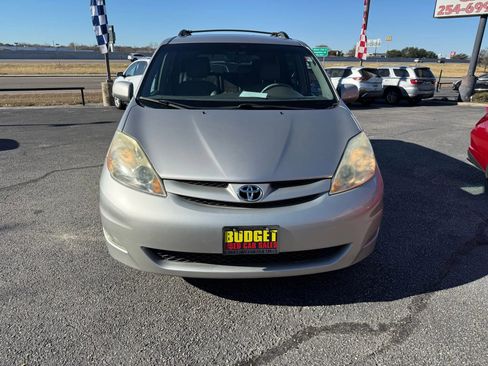 Used 2006 Toyota Sienna XLE image 2